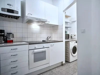 Küche; küchengeräte, fliesenboden, tageslicht
