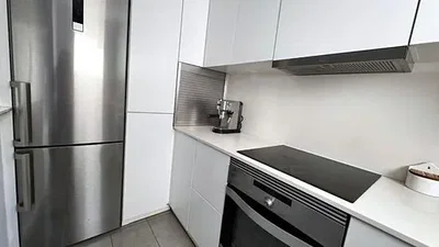 Cucina; elettrodomestici, pavimento in piastrelle