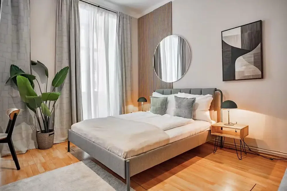 Schlafzimmer; holzboden, tageslicht, moderner stil