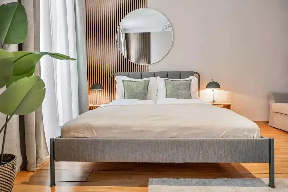 Schlafzimmer; holzboden, tageslicht, moderner stil