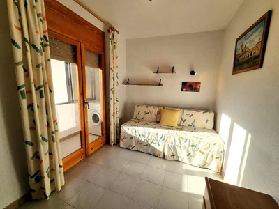 Camera da letto; luce naturale, pavimento in piastrelle