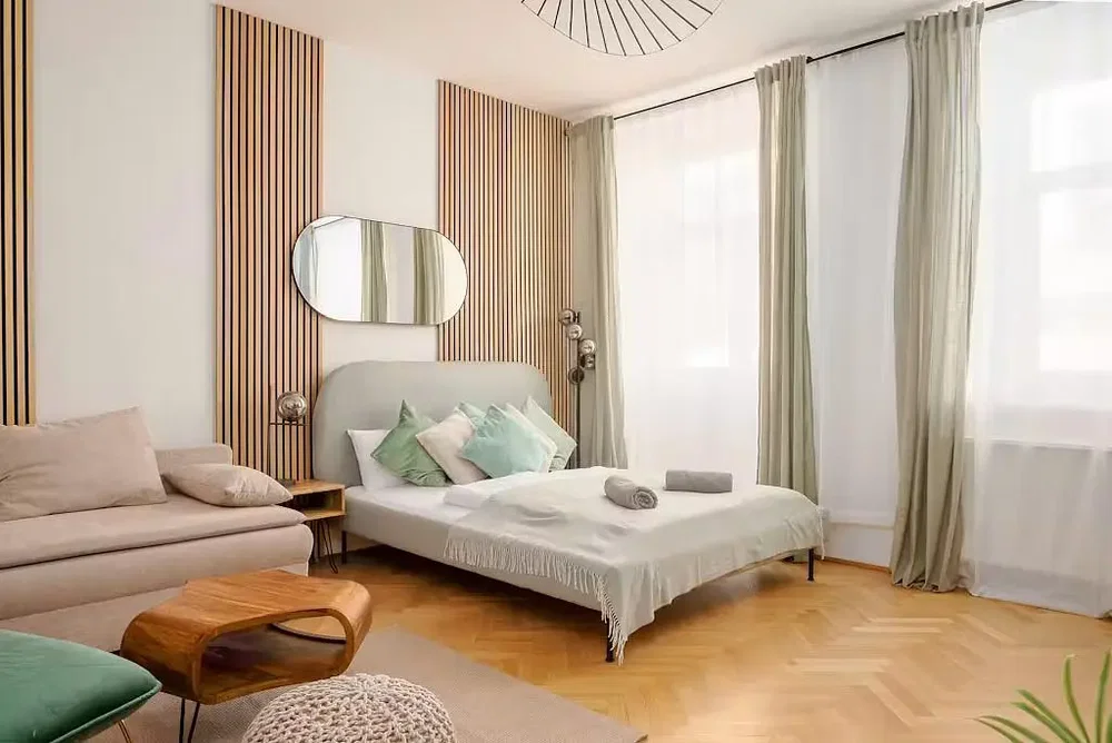 Schlafzimmer; holzboden, tageslicht, moderner stil