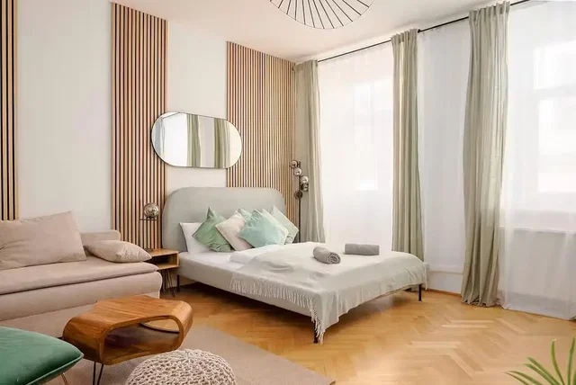 Schlafzimmer; holzboden, tageslicht, moderner stil