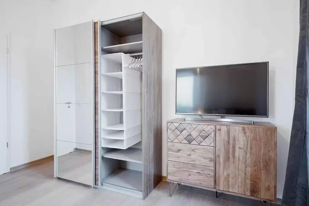 Schlafzimmer; holzboden, tageslicht, moderner stil