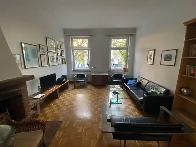 Salon; parquet, cheminée, lumière naturelle
