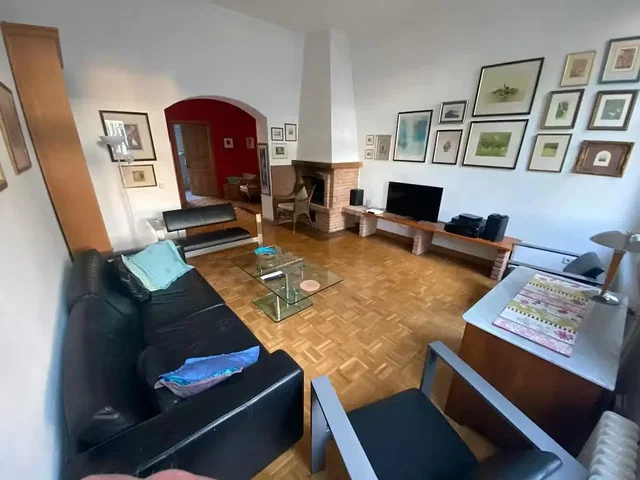 Wohnzimmer; holzboden, kamin, tageslicht