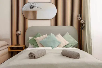 Schlafzimmer; moderner stil, tageslicht, holzbalken