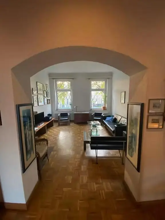 Wohnzimmer; holzboden, tageslicht