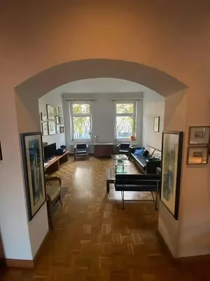 Wohnzimmer; holzboden, tageslicht