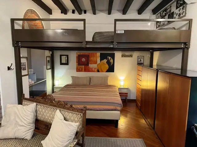 Schlafzimmer; holzboden, tageslicht