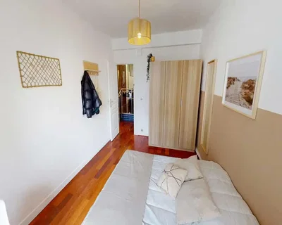Schlafzimmer; holzboden, tageslicht