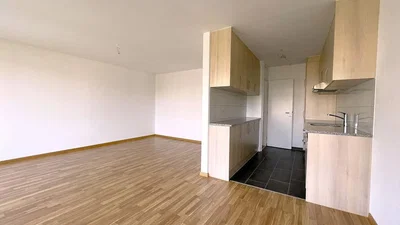 Wohnzimmer; holzboden, fliesenboden, renoviert, tageslicht