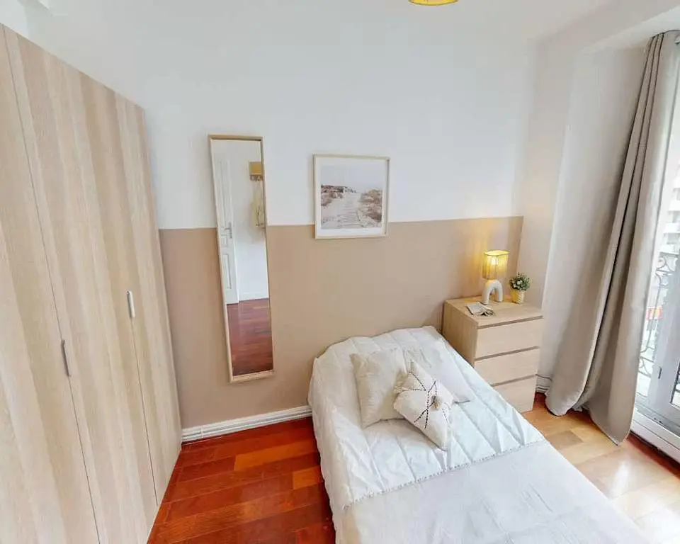 Schlafzimmer; holzboden, tageslicht