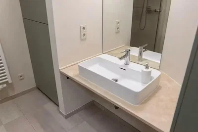 Badezimmer; fliesenboden, renoviert, tageslicht
