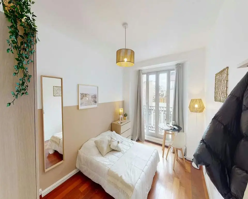 Schlafzimmer; holzboden, tageslicht