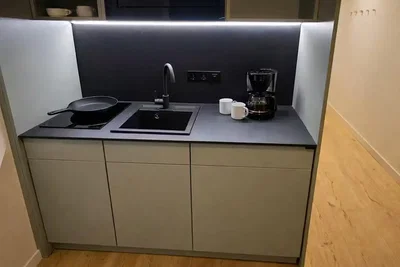 Küche; küchengeräte, holzboden, renoviert, tageslicht