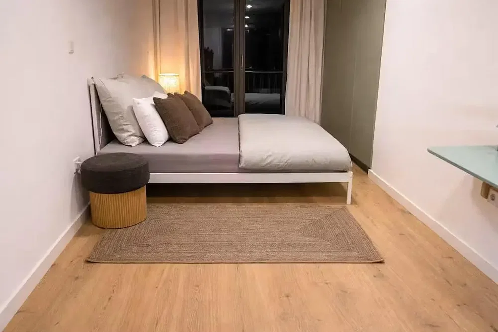 Schlafzimmer; holzboden, tageslicht