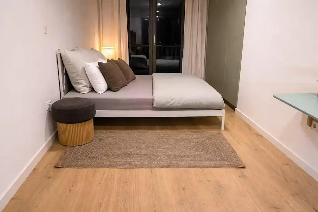 Schlafzimmer; holzboden, tageslicht