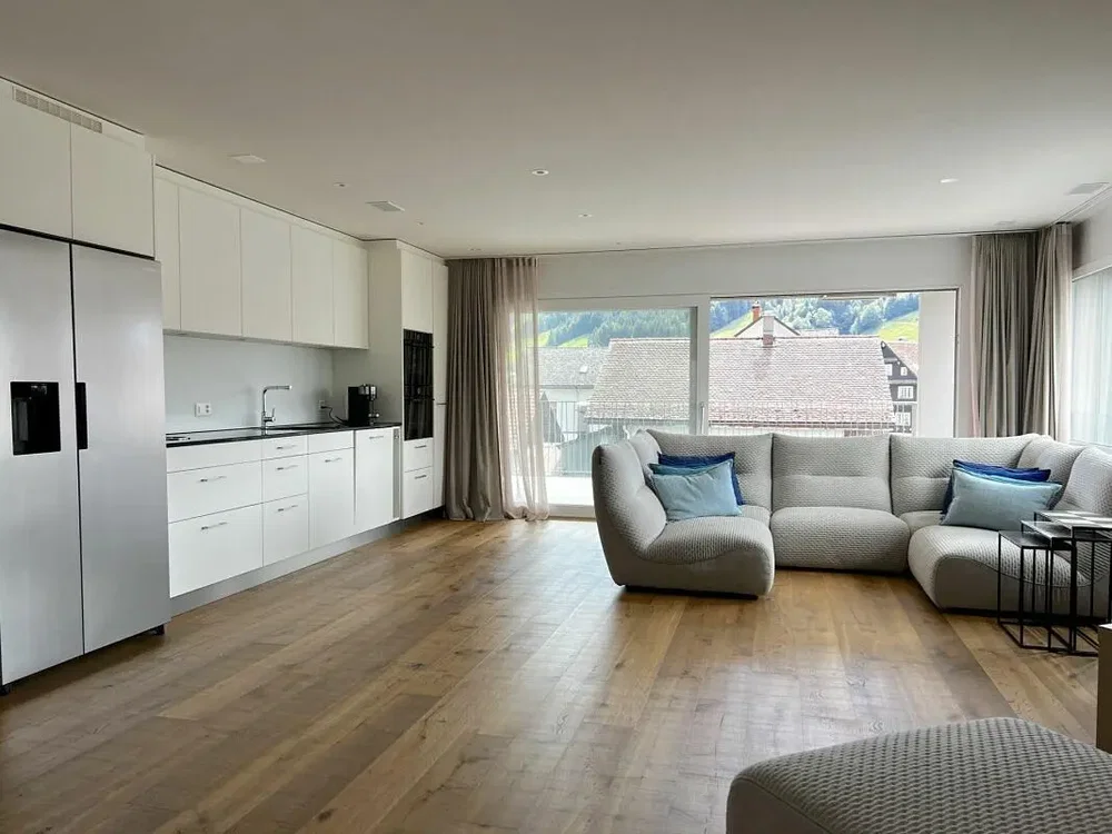 Woonkamer; natuurlijk licht, houten vloer, keukenapparatuur