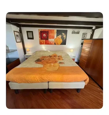 Schlafzimmer; holzboden, tageslicht