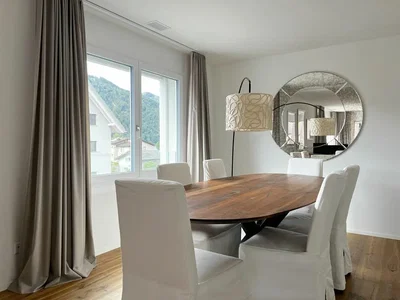 Woonkamer; houten vloer, natuurlijk licht, moderne stijl