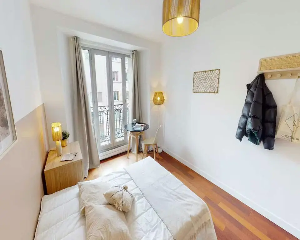 Schlafzimmer; holzboden, tageslicht