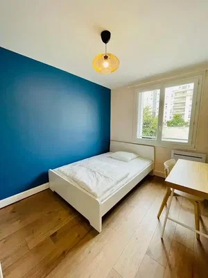 Schlafzimmer; holzboden, tageslicht