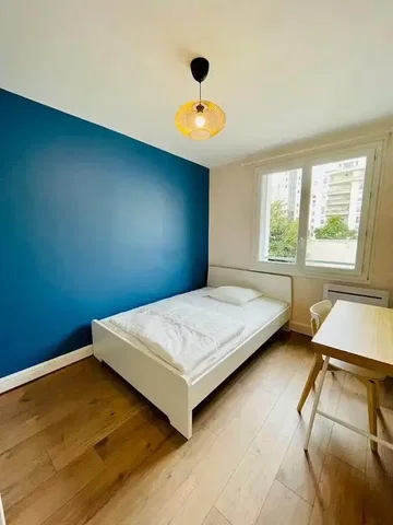 Schlafzimmer; holzboden, tageslicht