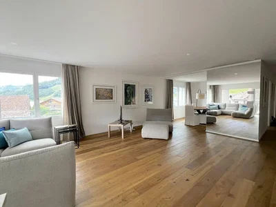 Woonkamer; houten vloer, natuurlijk licht, moderne stijl