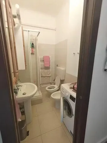 Toilette; fliesenboden, renovierungsbedürftig