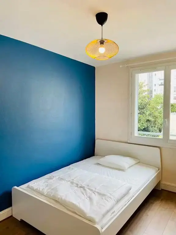 Schlafzimmer; holzboden, tageslicht