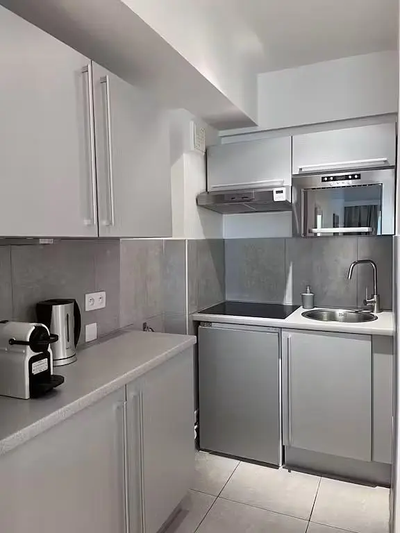 Cucina; elettrodomestici, pavimento in piastrelle, luce naturale