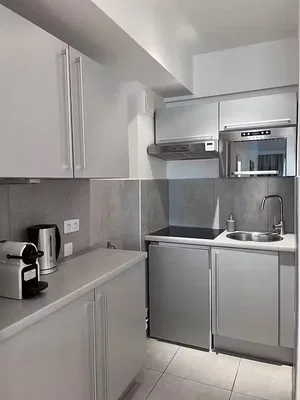 Cucina; elettrodomestici, pavimento in piastrelle, luce naturale