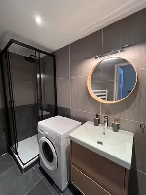 Bagno; pavimento in piastrelle, travi in legno, ristrutturato, luce naturale