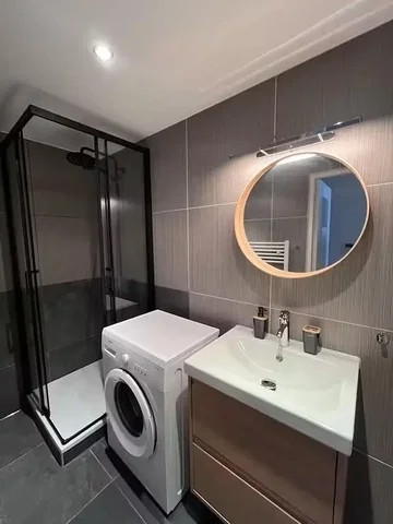 Badezimmer; fliesenboden, holzbalken, renoviert, tageslicht