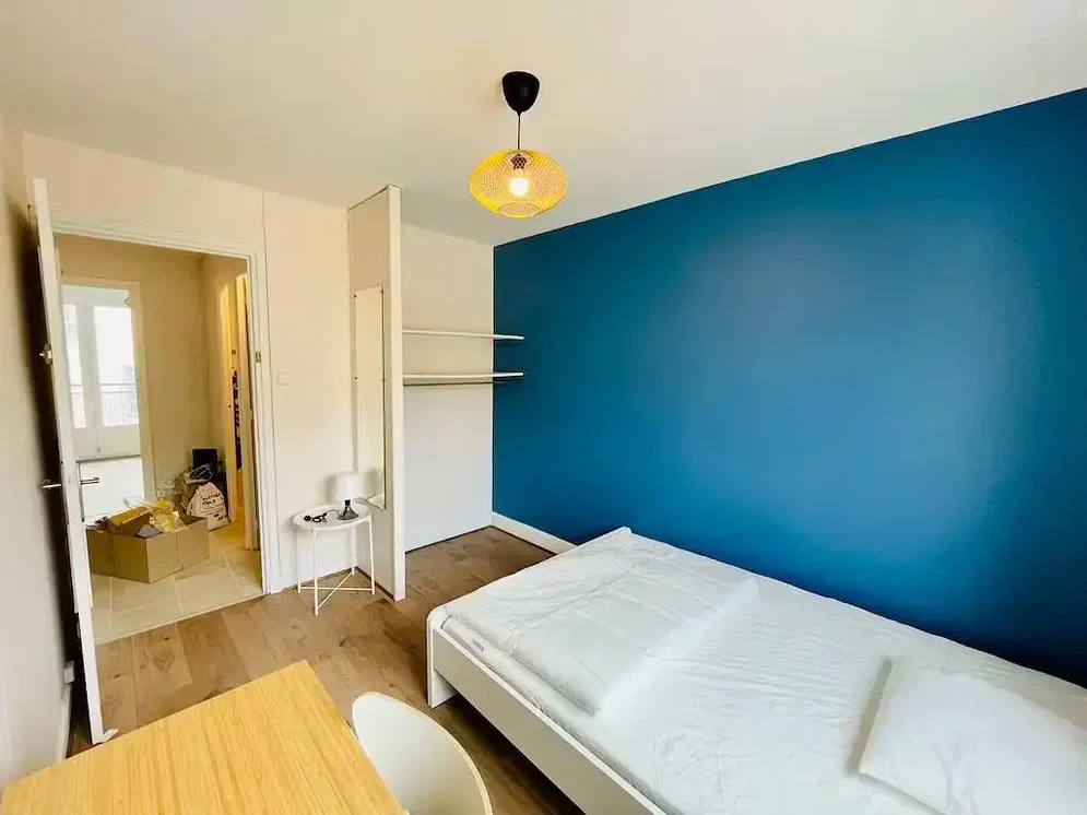 Schlafzimmer; tageslicht, holzboden