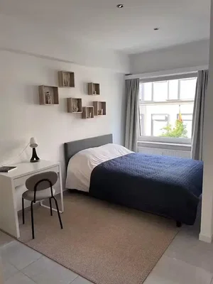 Camera da letto; luce naturale, pavimento in piastrelle