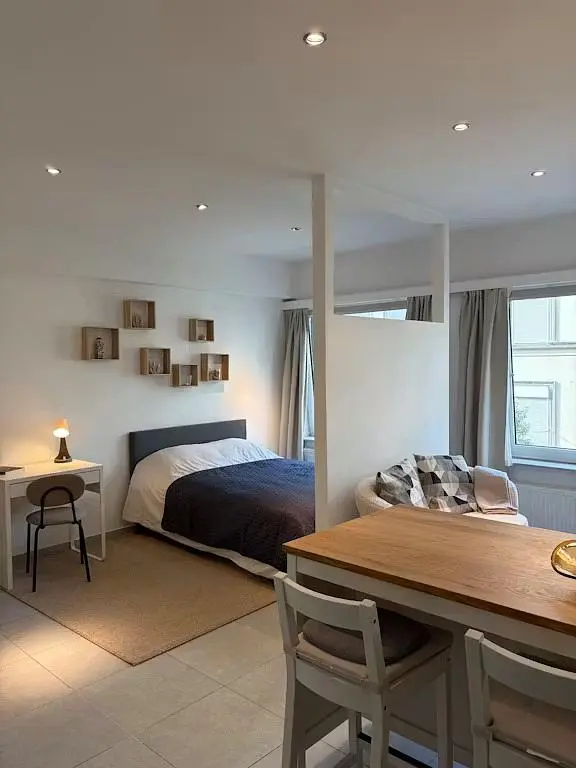 Camera da letto; luce naturale, pavimento in piastrelle