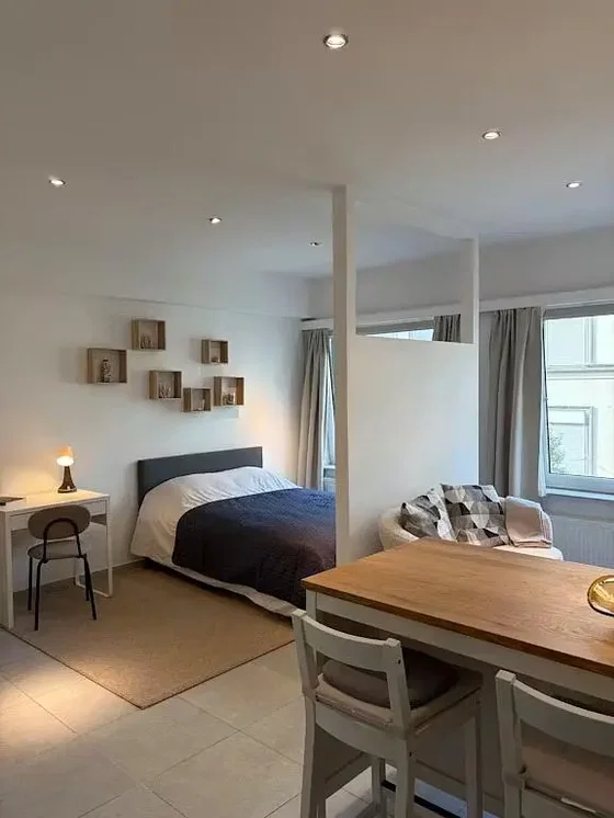 Camera da letto; luce naturale, pavimento in piastrelle