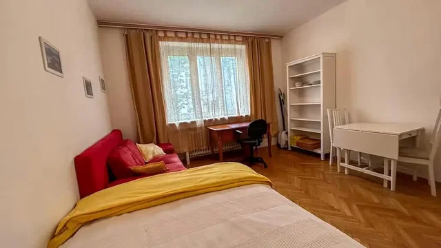 Schlafzimmer; holzboden, tageslicht