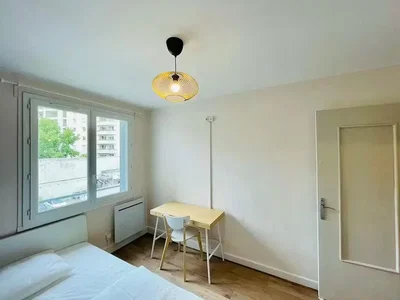 Schlafzimmer; holzboden, tageslicht