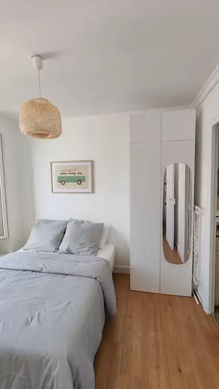 Spavaća soba; drveni pod, prirodno svjetlo