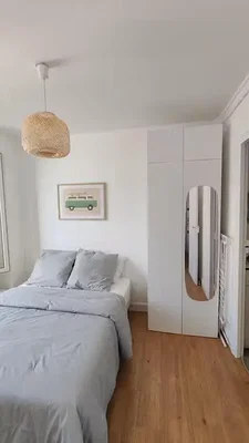 Spavaća soba; drveni pod, prirodno svjetlo