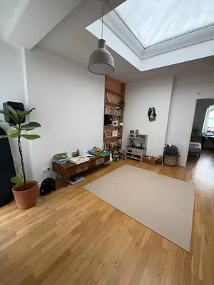 Dječija soba; prirodno svjetlo, drveni pod