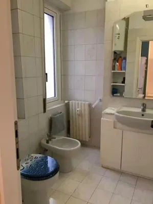 Toilette; fliesenboden, tageslicht