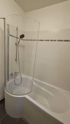 Bagno; pavimento in piastrelle, luce naturale
