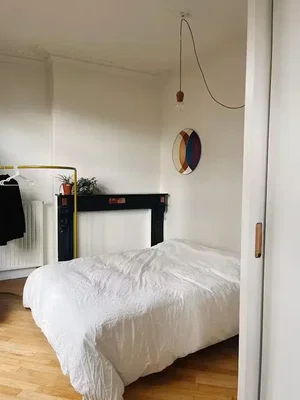 Camera da letto; pavimento in legno, luce naturale