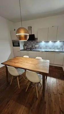 Cucina; elettrodomestici, pavimento in legno, luce naturale