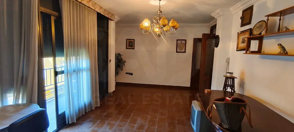 Obývací pokoj; přirozené světlo, dřevěná podlaha