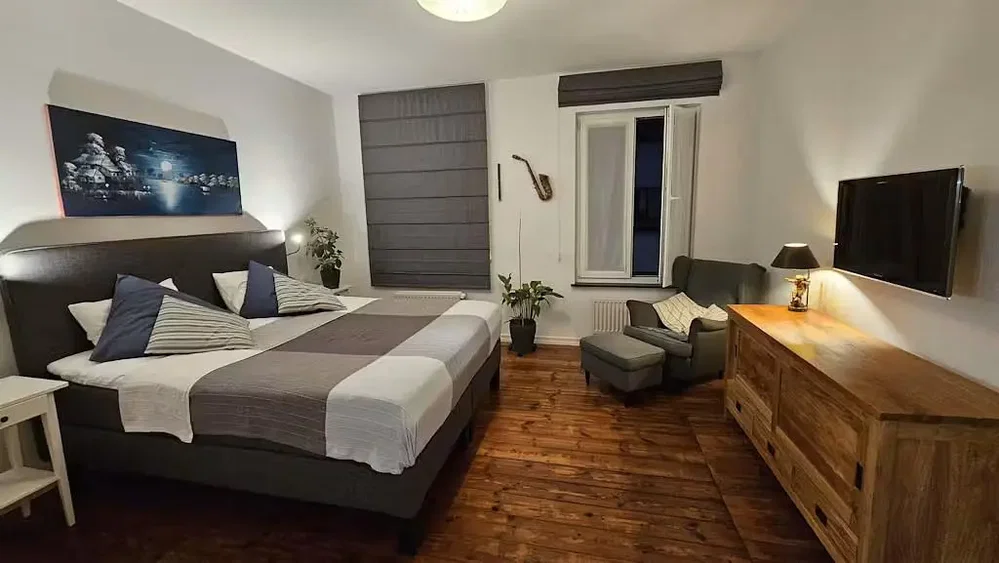 Camera da letto; pavimento in legno, luce naturale